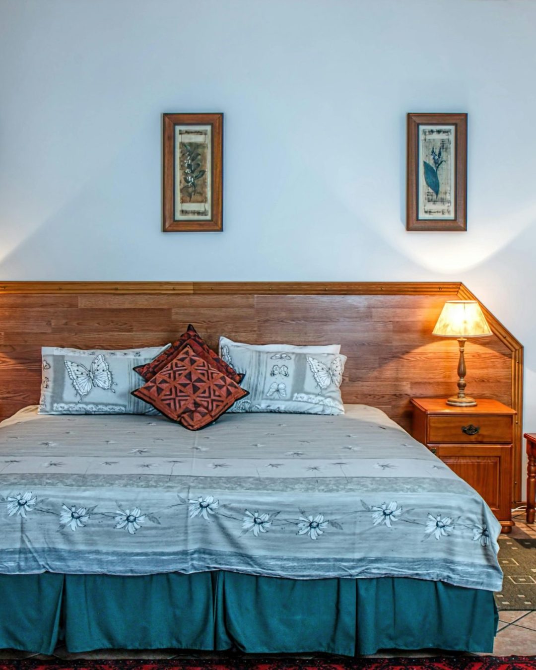 pexels-photo-279746-279746 Stylish bedroom featuring wooden furniture and soft lighting for a warm ambiance.